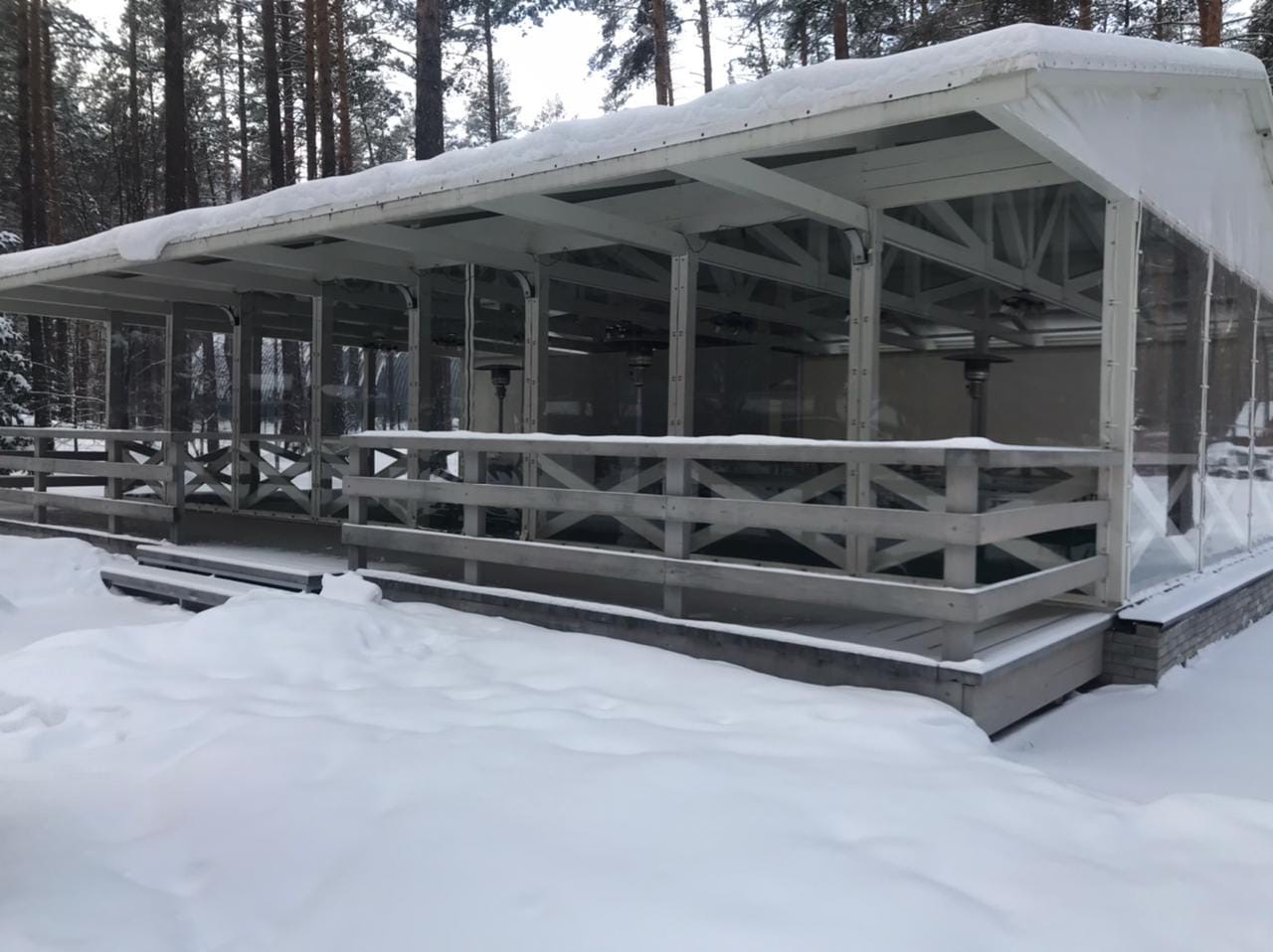 Установка мягких окон для летней веранды кафе