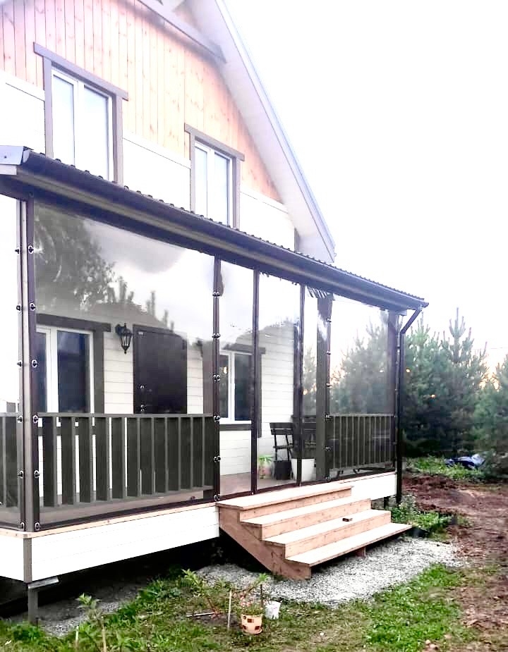 Установка мягких окон на террасе загородного дома