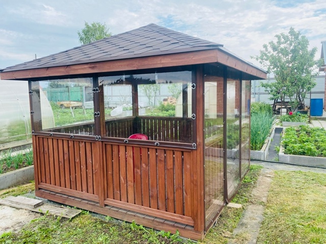 Установка мягких окон в садовой беседке