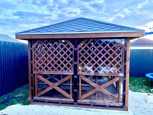 Монтаж мягких окон в садовой беседке