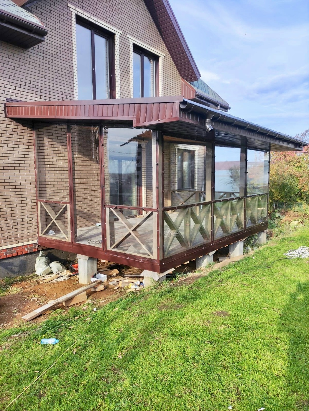 Монтаж мягких окон на террасе загородного коттеджа