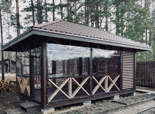 Установка мягких окон в открытую садовую беседку
