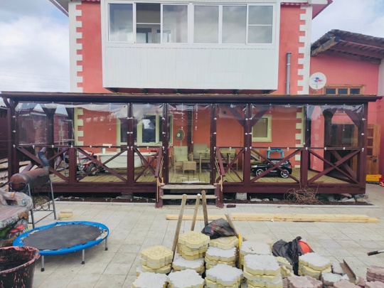 Установка мягких окон на террасе загородного дома