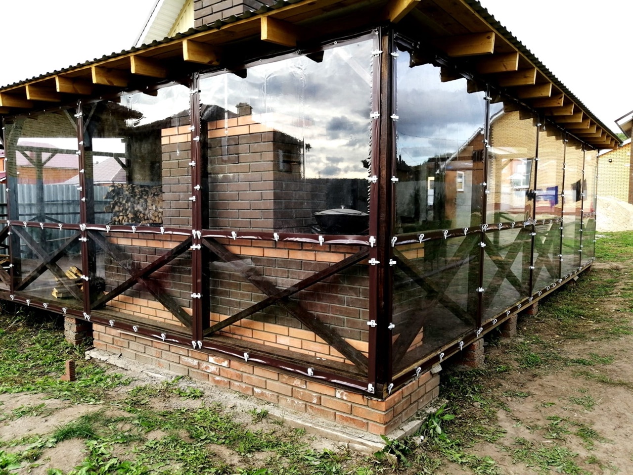 Установка мягких окон в просторной беседке