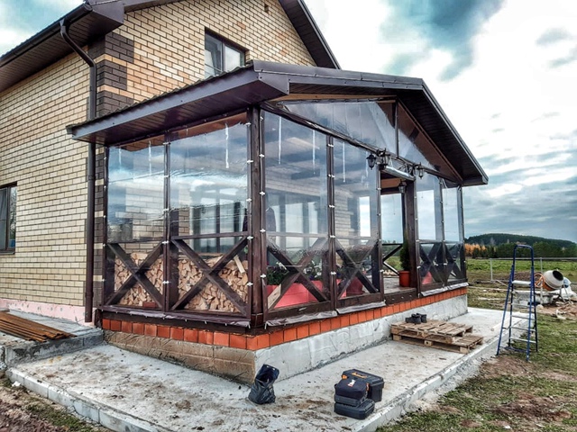 Установка мягких окон на террасе частного дома